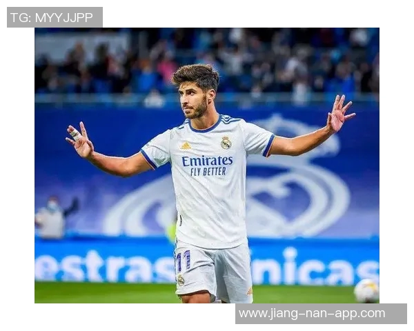 足球巨星潮流穿搭迷彩服造型集锦展现个性与力量